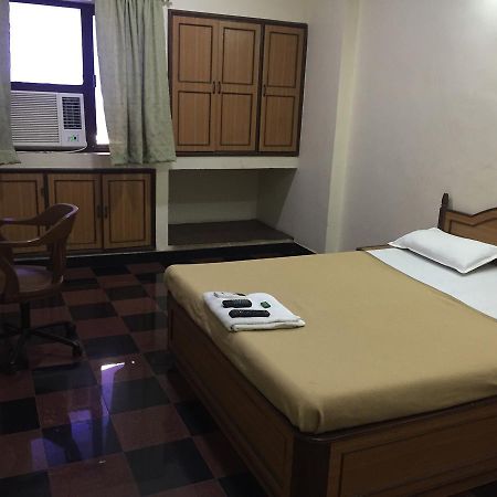 Hotel Royale Inn Vapi Exterior photo