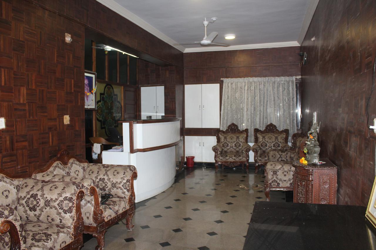 Hotel Royale Inn Vapi Exterior photo