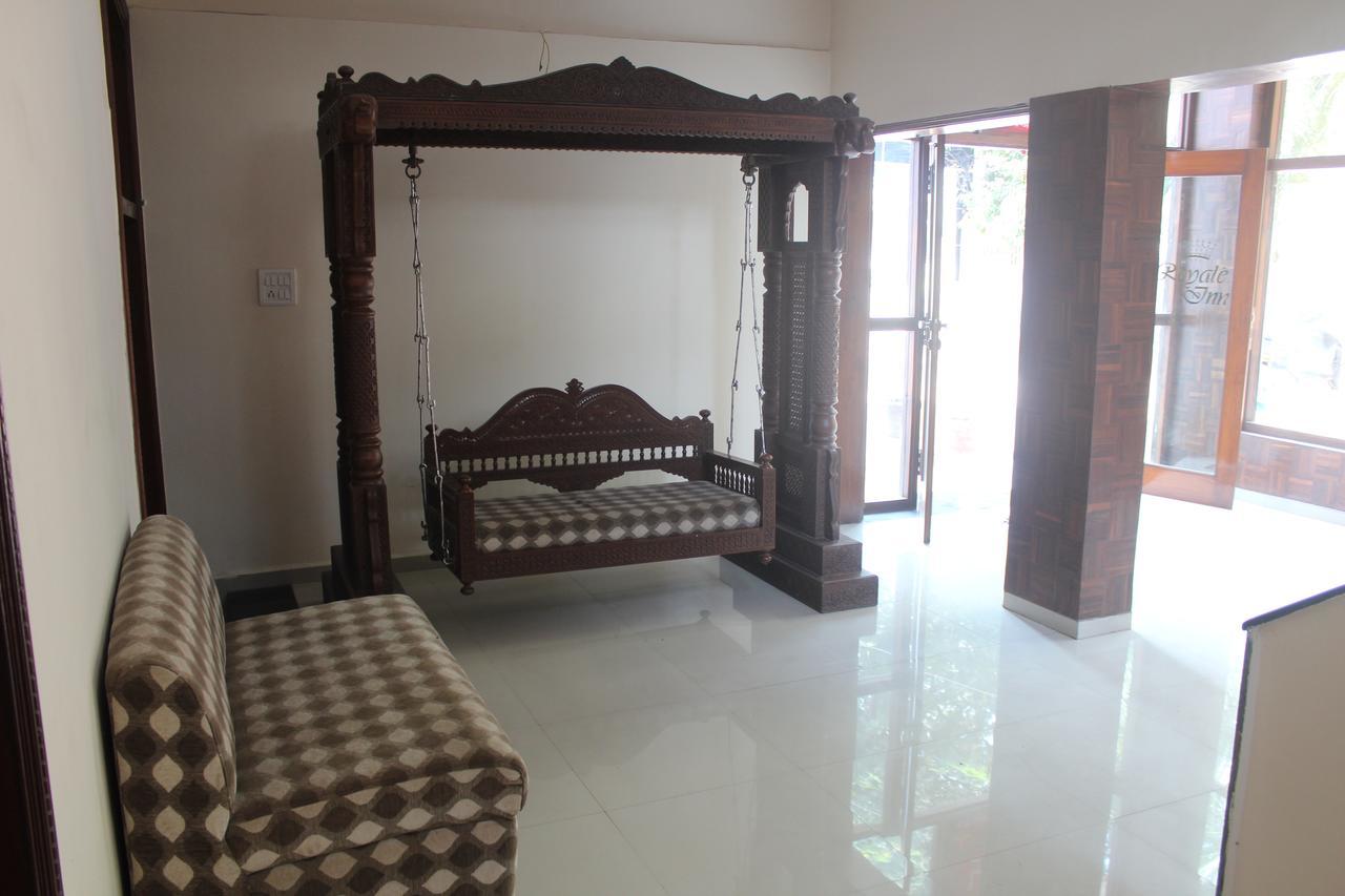Hotel Royale Inn Vapi Exterior photo