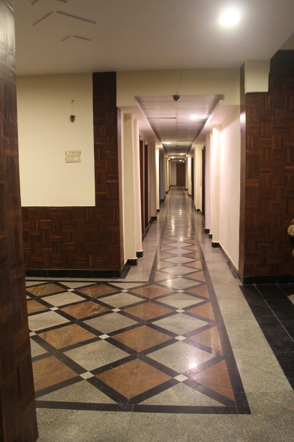 Hotel Royale Inn Vapi Exterior photo
