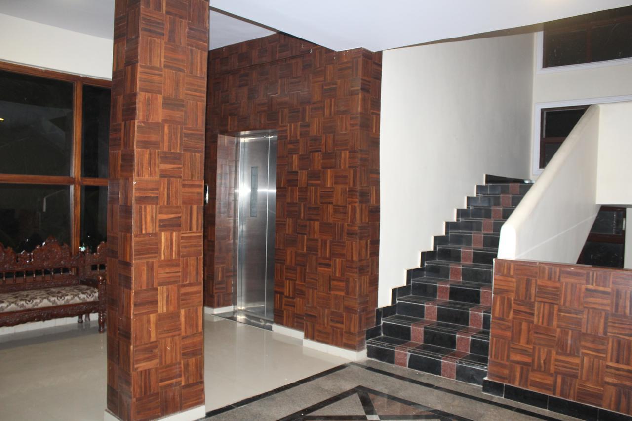 Hotel Royale Inn Vapi Exterior photo