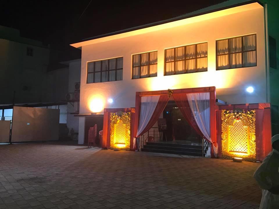 Hotel Royale Inn Vapi Exterior photo