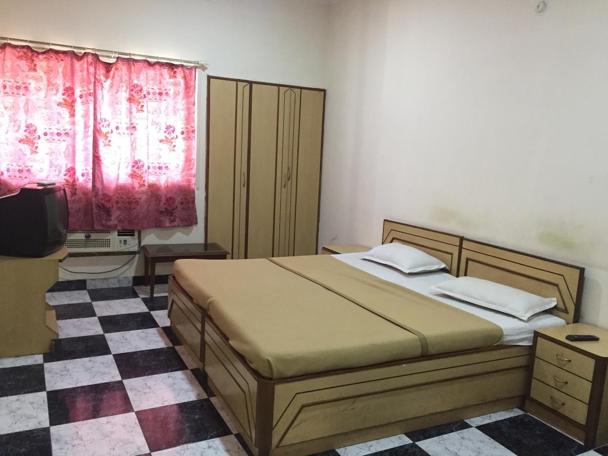 Hotel Royale Inn Vapi Exterior photo