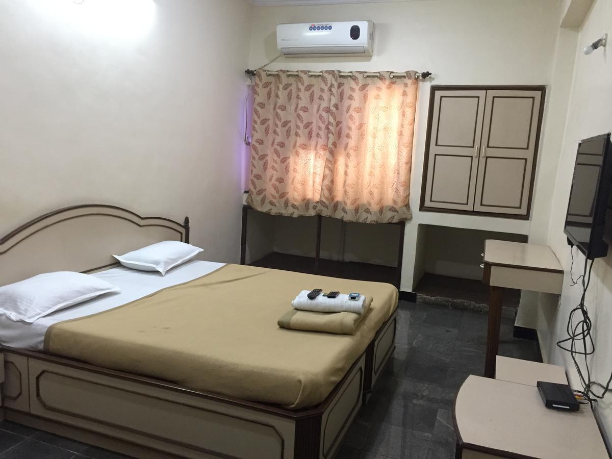 Hotel Royale Inn Vapi Exterior photo