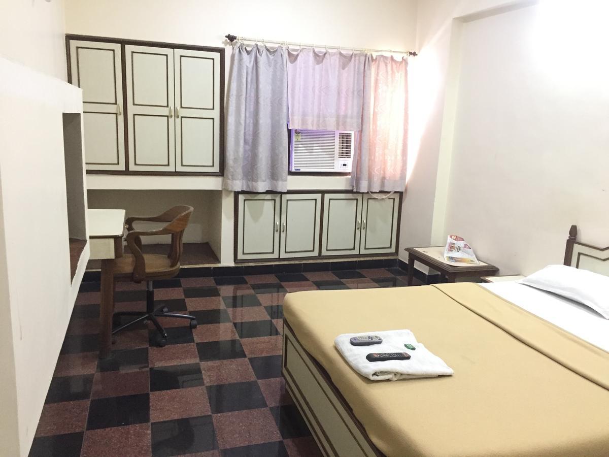 Hotel Royale Inn Vapi Exterior photo