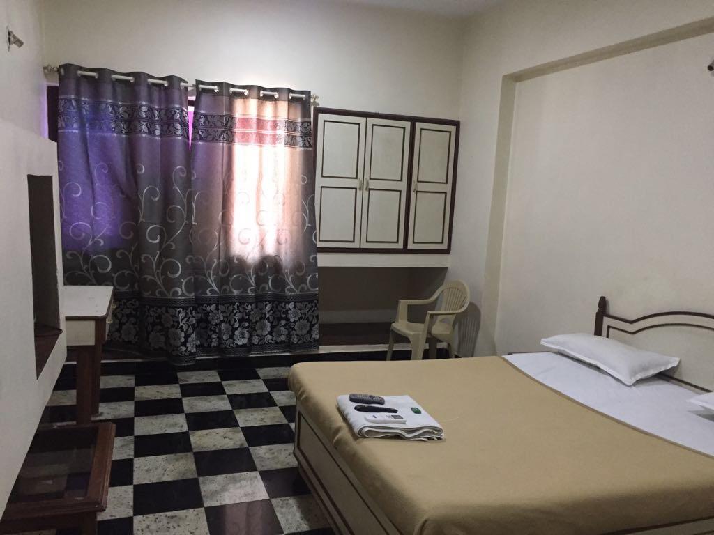 Hotel Royale Inn Vapi Exterior photo