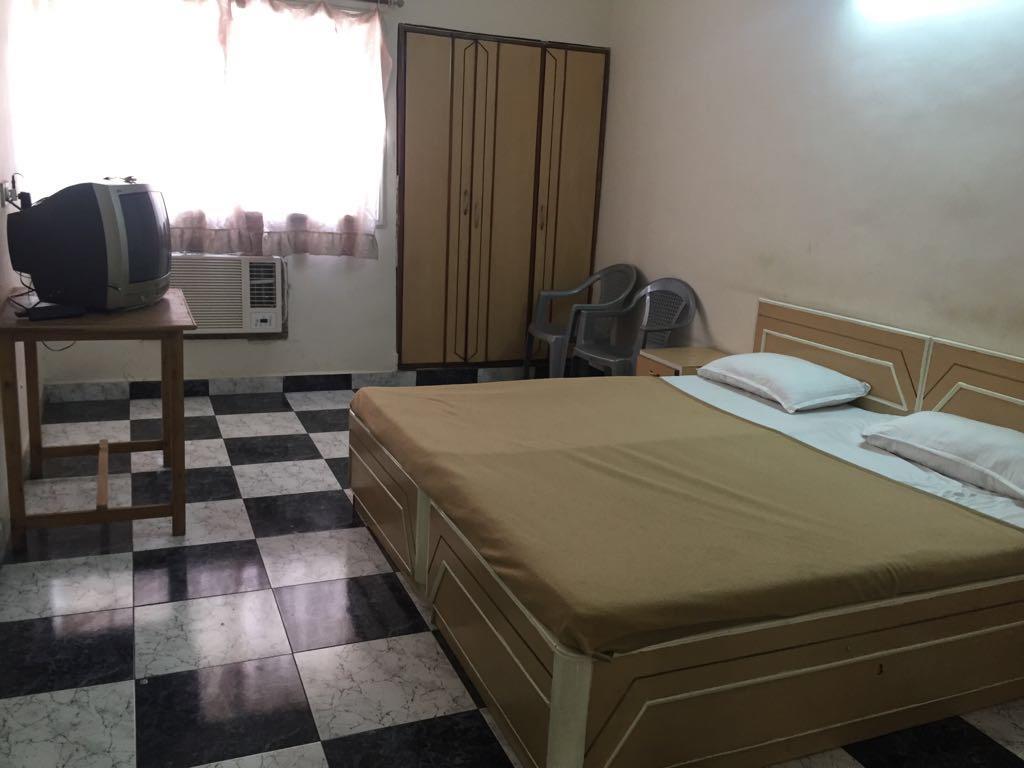 Hotel Royale Inn Vapi Exterior photo