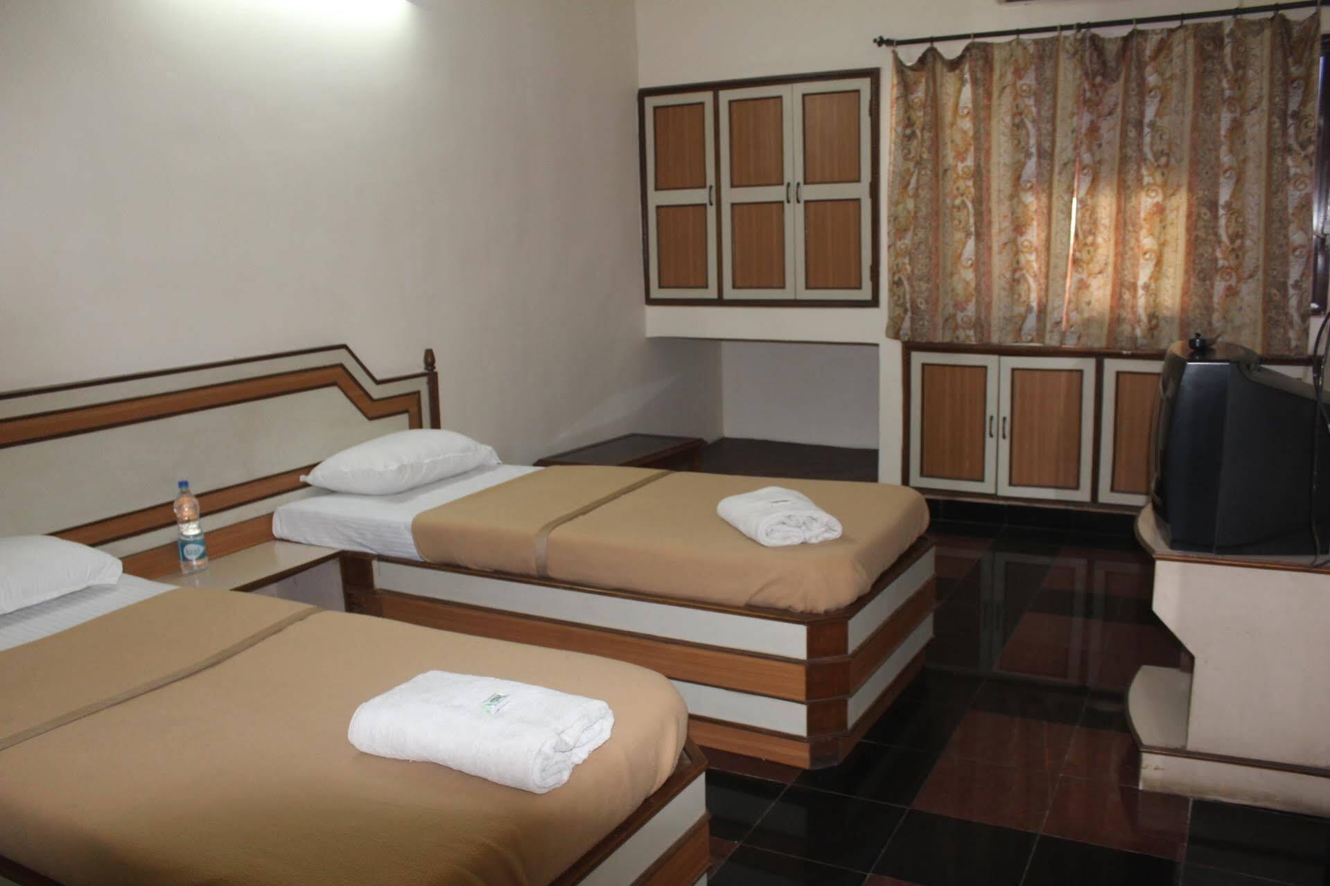 Hotel Royale Inn Vapi Exterior photo