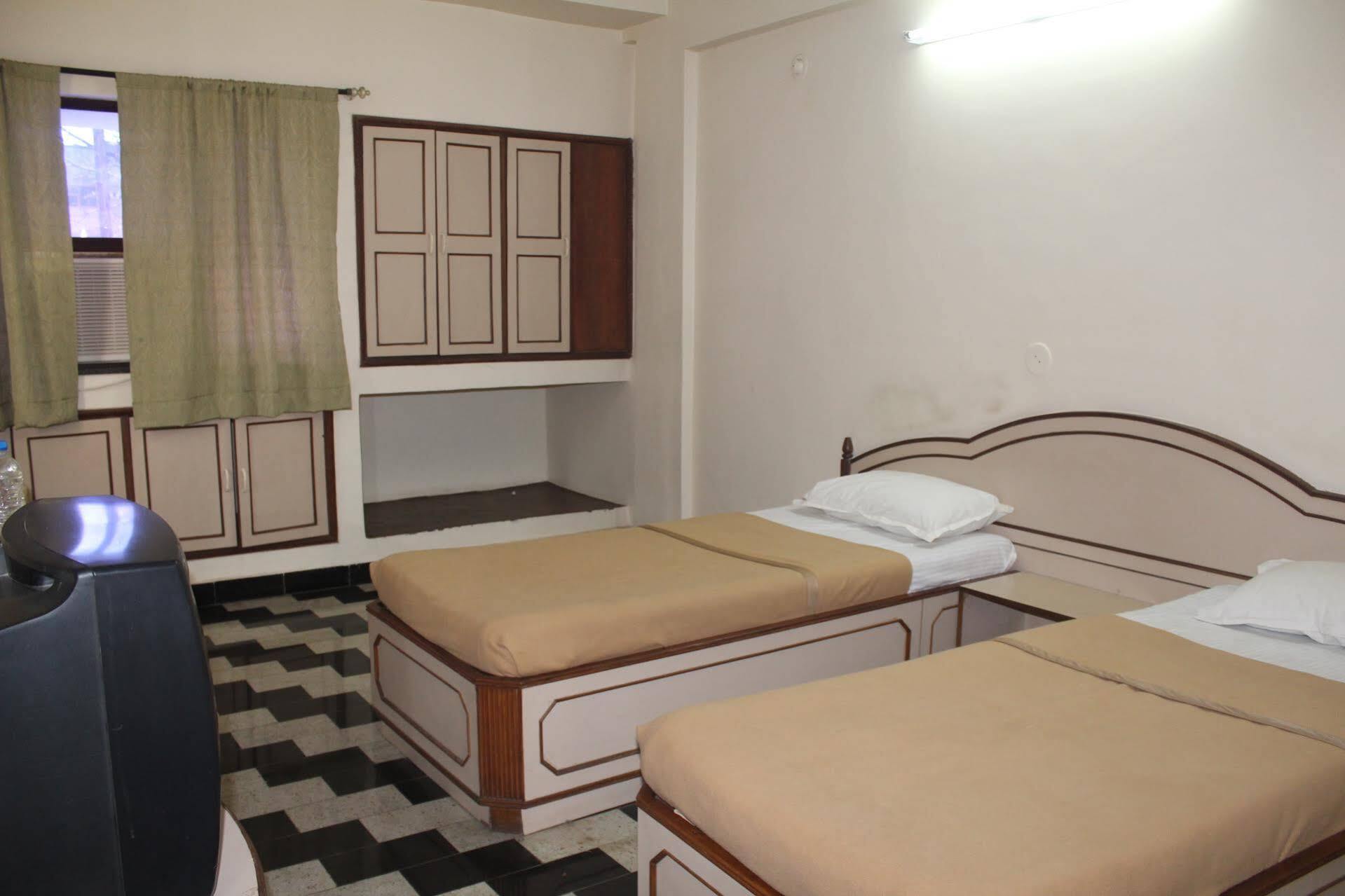 Hotel Royale Inn Vapi Exterior photo